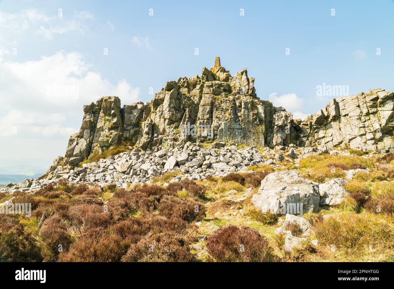 Una vista di Manstone Rock nella riserva naturale di Stipperstones a Shropshire, Regno Unito. Una cresta di Quartzite creata durante l'ultima era glaciale 480 milioni di anni fa Foto Stock