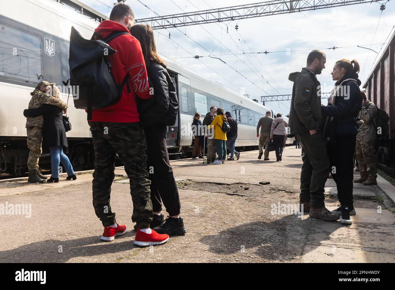 Dopo un lungo periodo di tempo alla stazione ferroviaria di Kramatorsk, si vedono i militari che abbracciano le loro arti dolciari. La stazione ferroviaria di Kramatorsk è già diventata un luogo di incontro permanente per i soldati ucraini e i loro cari. Nonostante il continuo bombardamento nella parte orientale dell'Ucraina e oltre, i soldati trovano pochi giorni, o anche ore, per vedere le loro famiglie e/o amici. Stazione ferroviaria di Kramatorks, regione di Donetsk, Ucraina (Foto di Mykhaylo Palinchak/SOPA Images/Sipa USA) Credit: Sipa USA/Alamy Live News Foto Stock