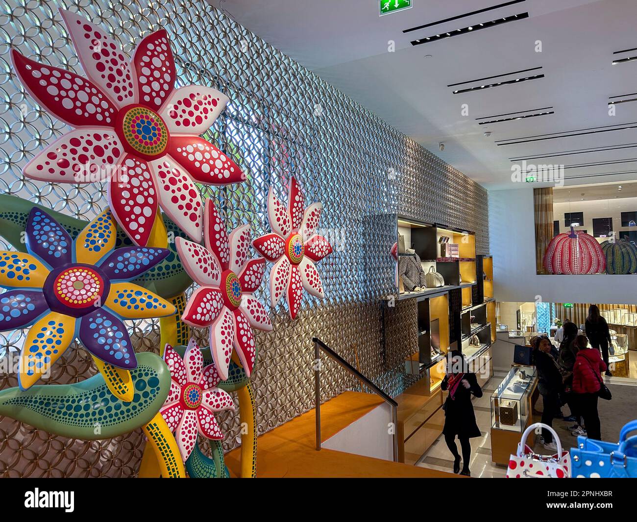 Parigi, Francia, Louis Vuitton, LVMH Luxury Clothing Store in Ave. Champs-Elysees, con decorazioni d'arte moderna di : (Credit) Yayoi KUSAMA, mostra, Foto Stock