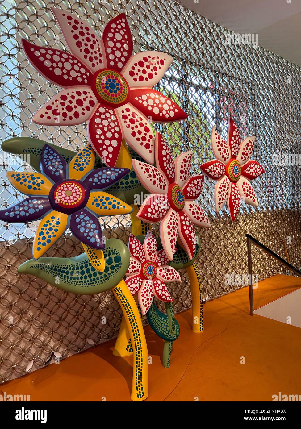 Parigi, Francia, Louis Vuitton, LVMH Luxury Clothing Store in Ave. Champs-Elysees, con decorazioni di arte moderna di : (Credit) Yayoi KUSAMA, mostra Foto Stock