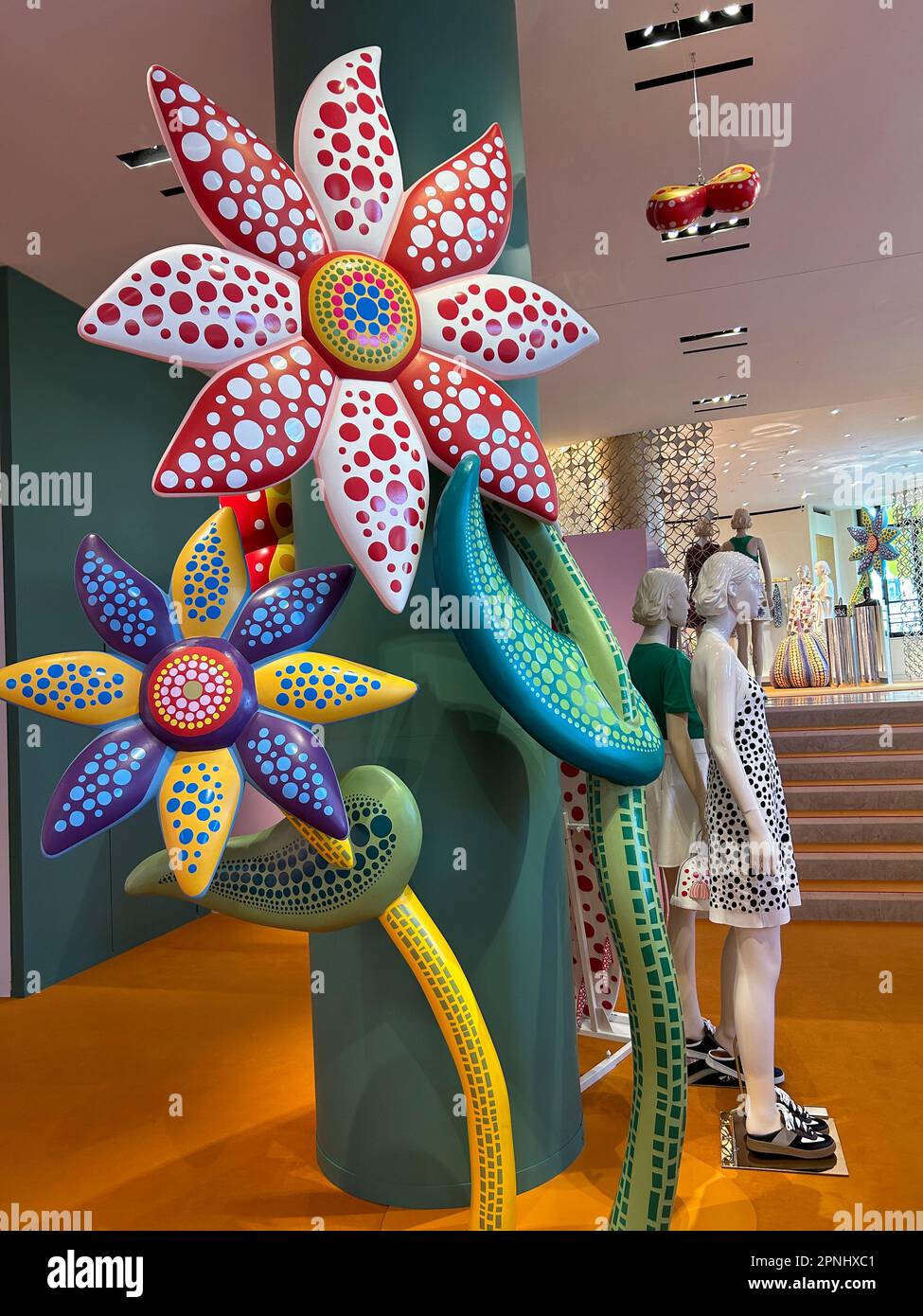 Parigi, Francia, Louis Vuitton, LVMH Luxury Clothing Store in Ave. Champs-Elysees, con decorazioni di arte moderna di : (Credit) Yayoi KUSAMA, mostra Foto Stock