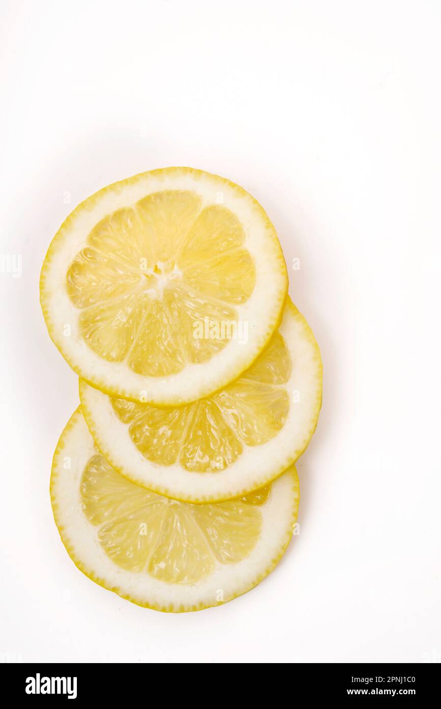 fette di limone gialle su fondo bianco Foto Stock