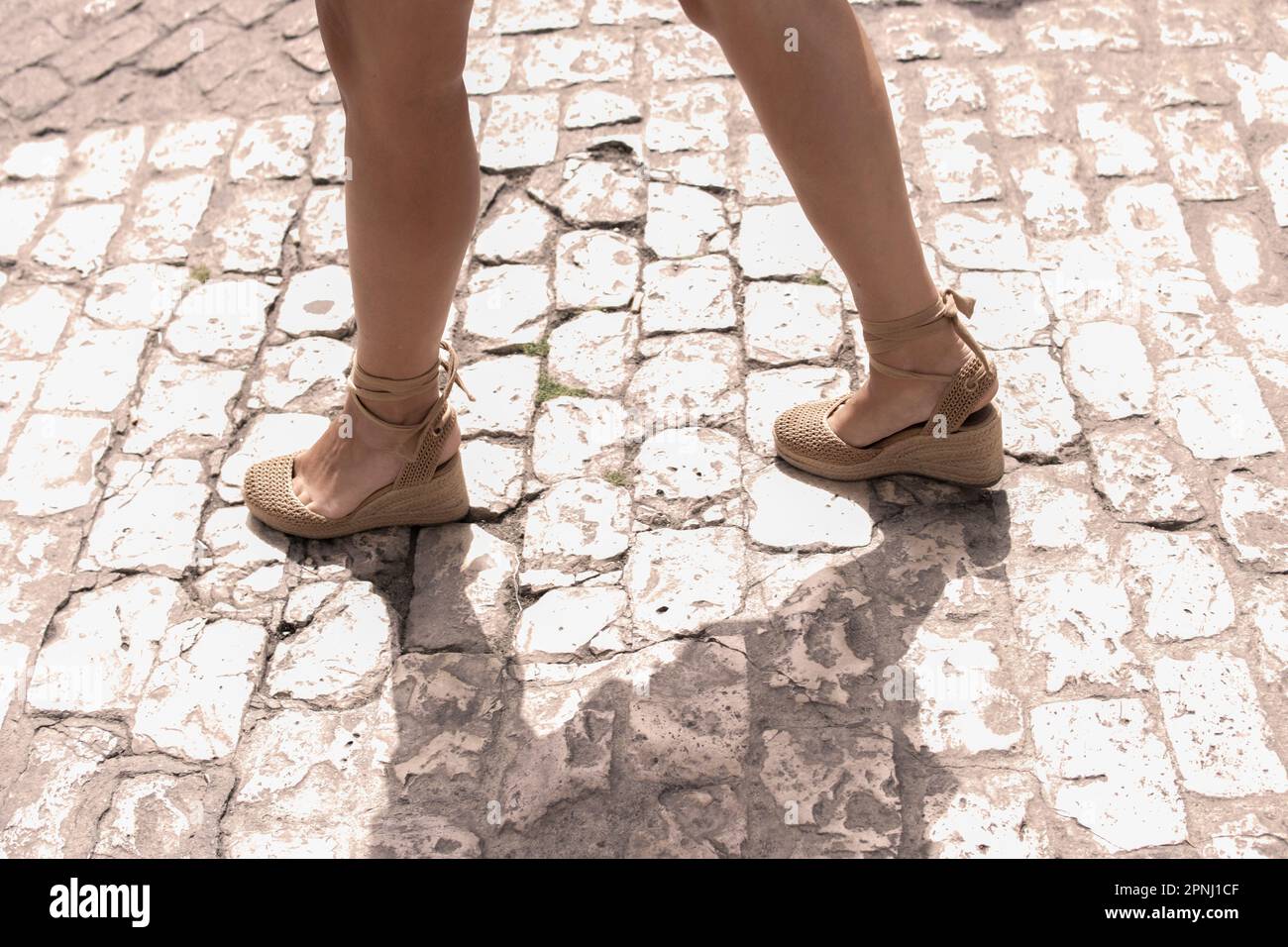 gambe all'aperto con sandali al cocco Foto Stock