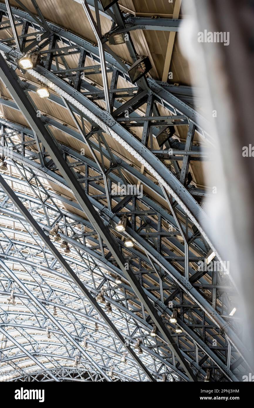 Dettagli e primo piano della struttura del tetto e dei montanti in ghisa alla stazione ferroviaria di St Pancras a Londra Foto Stock