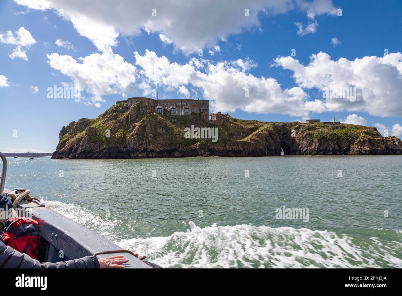 Tenby, Pembrokeshire, Galles, Regno Unito: St Catherine’s Fort – una fortificazione del 19th° secolo – vista dal mare Foto Stock