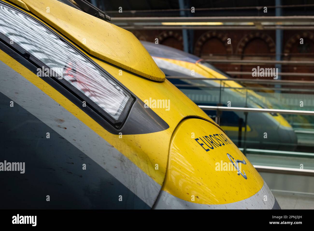 Primo piano del treno Eurostar alla stazione ferroviaria di St pancreas a Londra Foto Stock