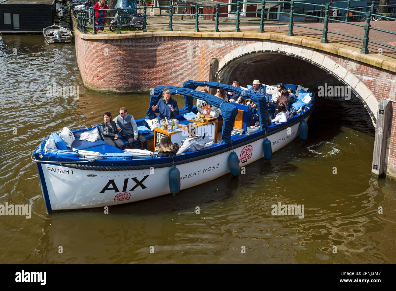 AIX Great Rose luoghi grandi Fadam 1 giro in barca che viaggia lungo il canale ad Amsterdam, Olanda, Paesi Bassi nel mese di aprile Foto Stock