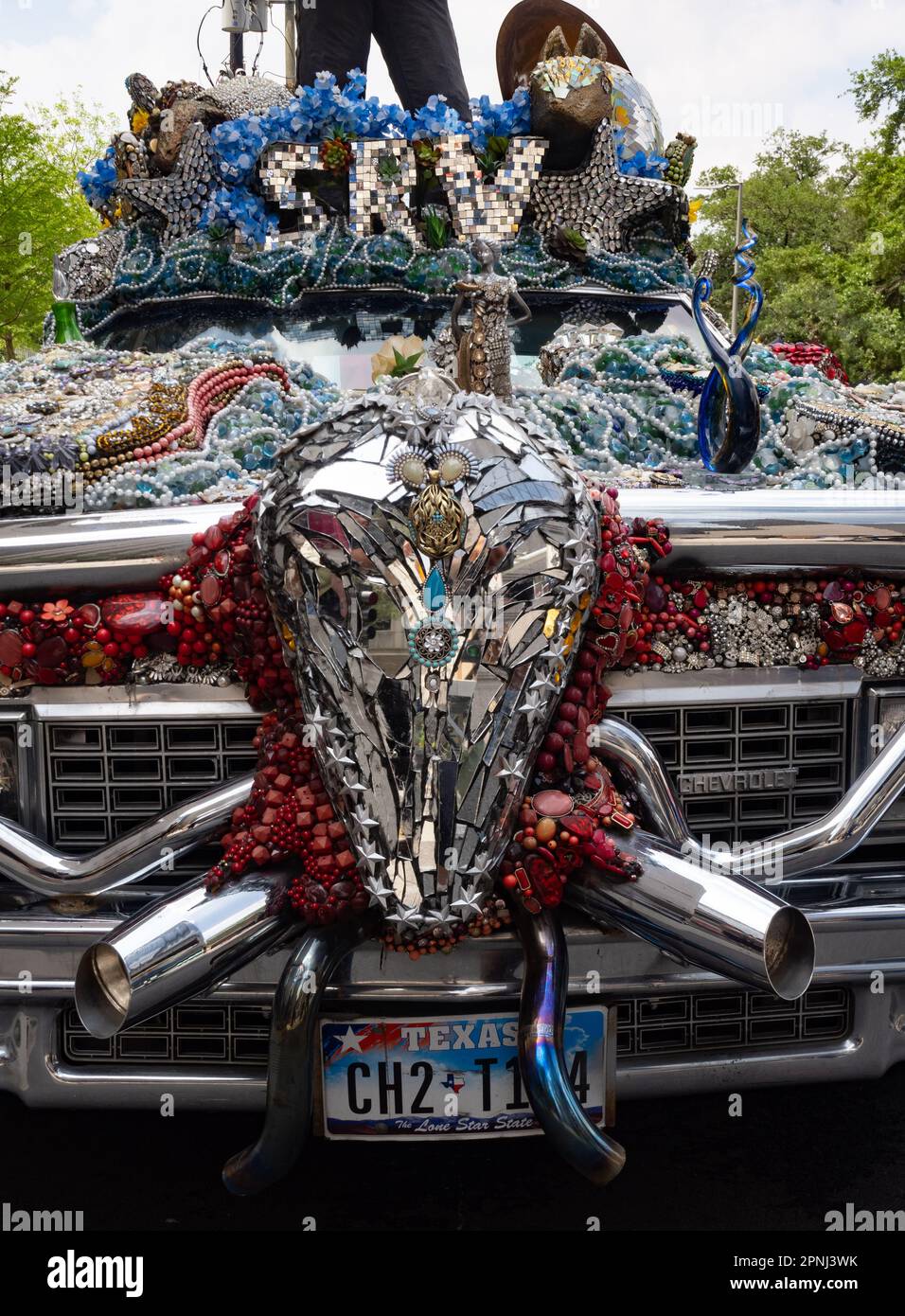 Primo piano del cranio specchiato e con perline sulla vettura d'arte Stevie Ray Vaughan di Rebecca Bass, guidata nella 36th° edizione della Houston Art Car Parade. Foto Stock