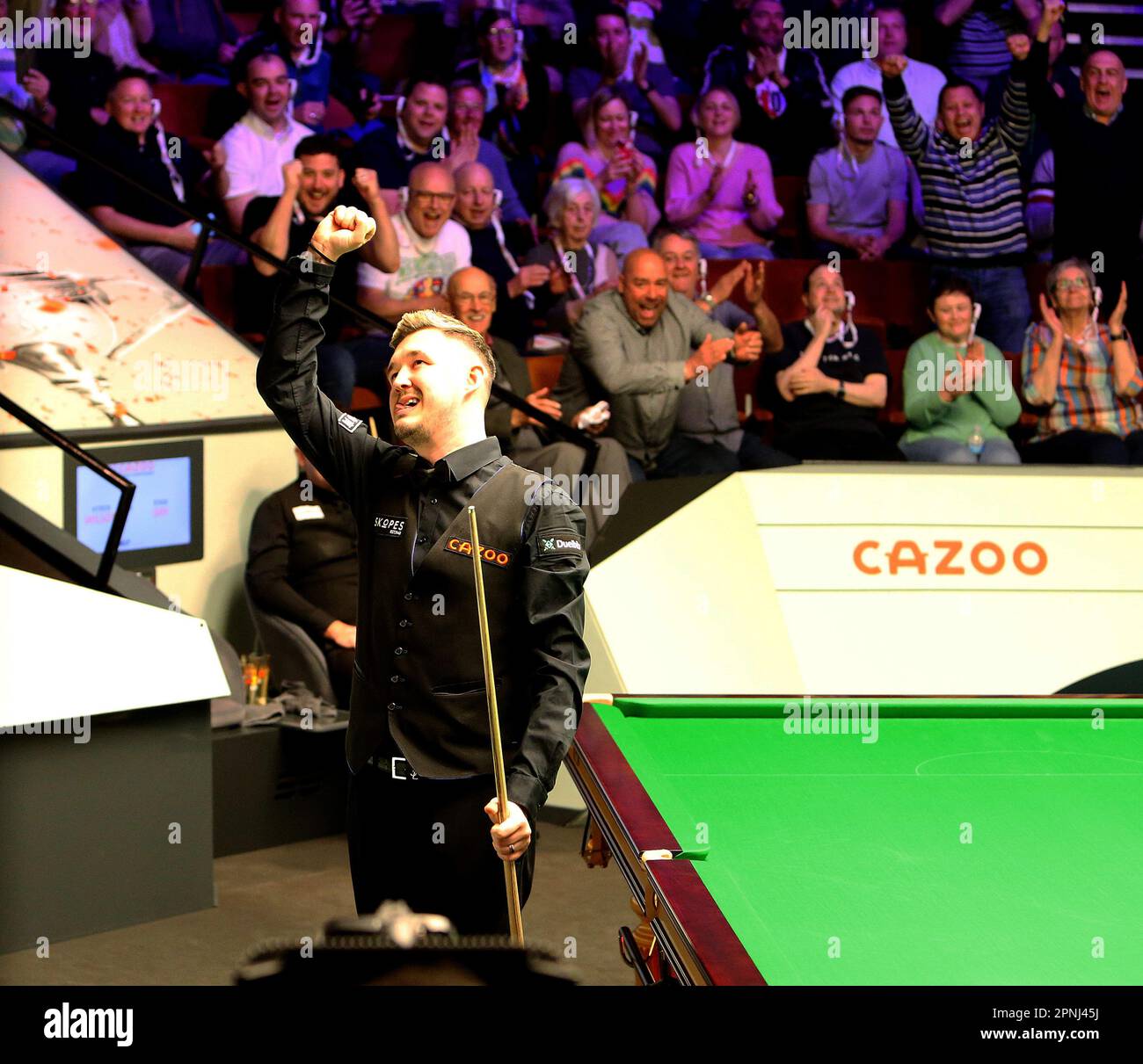 19th aprile 2023; The Crucible, Sheffield, Inghilterra: 2023° Cazoo World Snooker Championship, Day 5; Kyren Wilson festeggia il raggiungimento di un massimo di 147° break contro Ryan Day Foto Stock