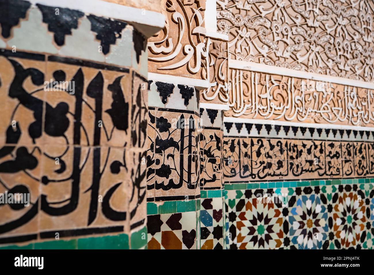 Tradiitionelle arabisch Wandkacheln im Inneren einer Koranschule Foto Stock