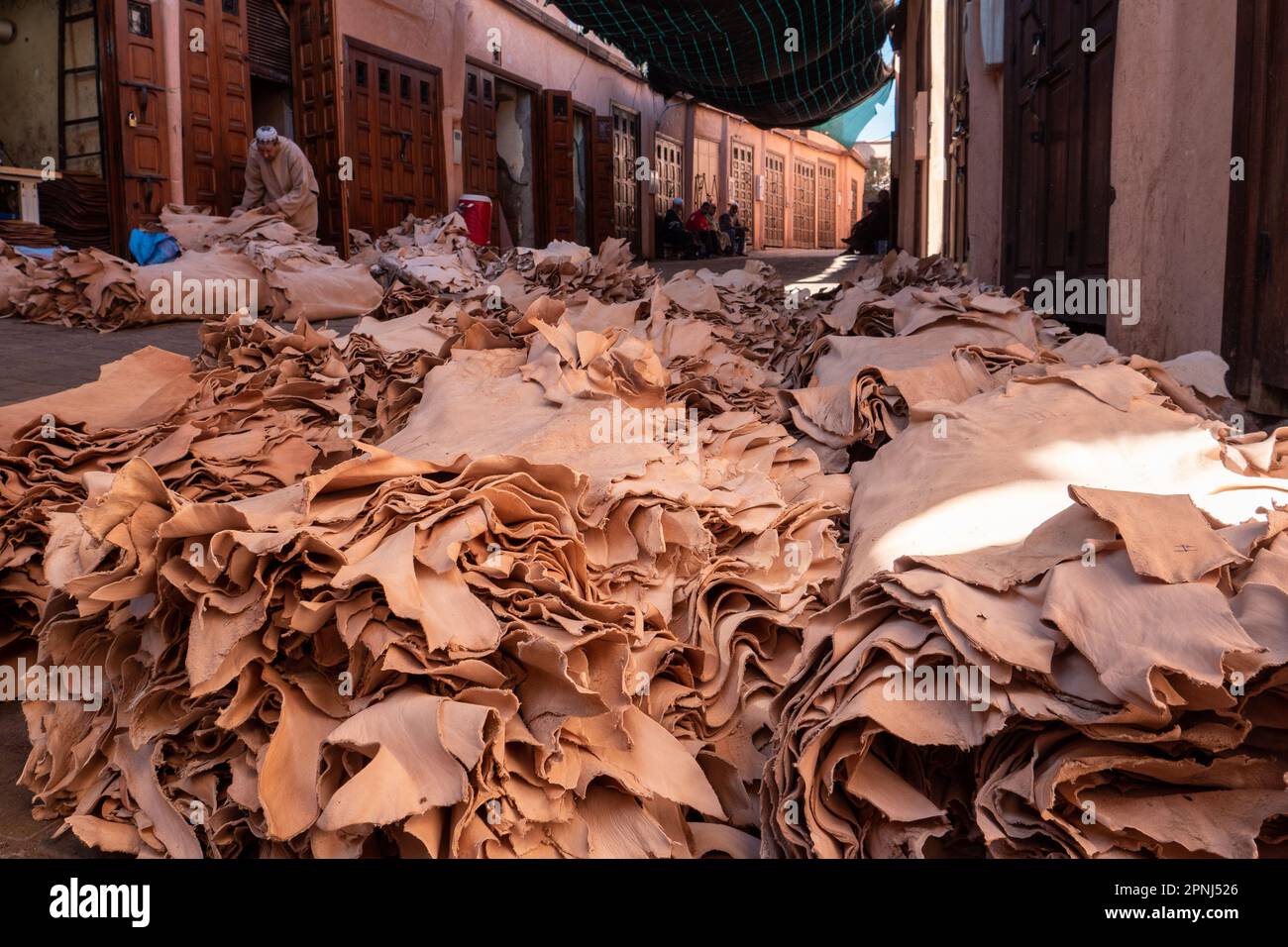 Stapel von Gegerbtem Leder im Souk von Marrakesch Foto Stock