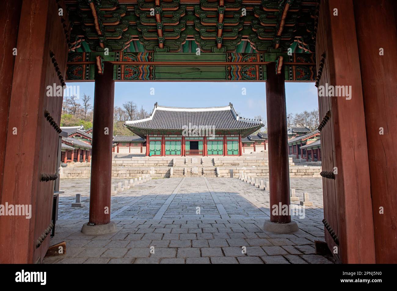 Vista attraverso il cancello del Palazzo Deoksugung, Seoul, Corea del Sud Foto Stock