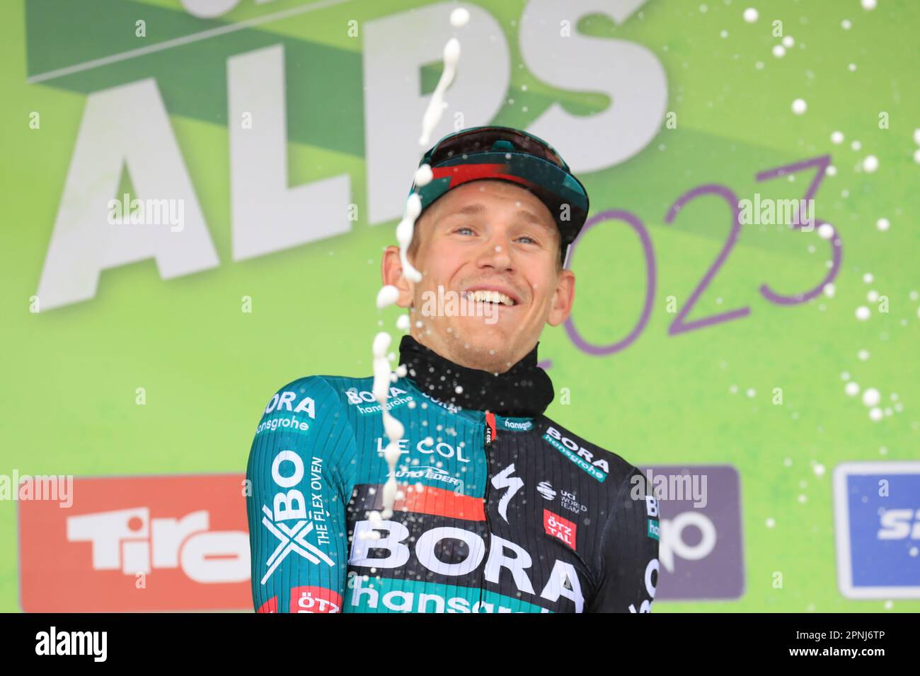 Brentonico San Valentino, Italia. 19th Apr, 2023. UCI Tour delle Alpi Road Cycling Race, terza tappa da Renon a Brentonico San Valentino; Lennard Kamna (GER) celebra la sua vittoria sul podio Credit: Action Plus Sports/Alamy Live News Foto Stock