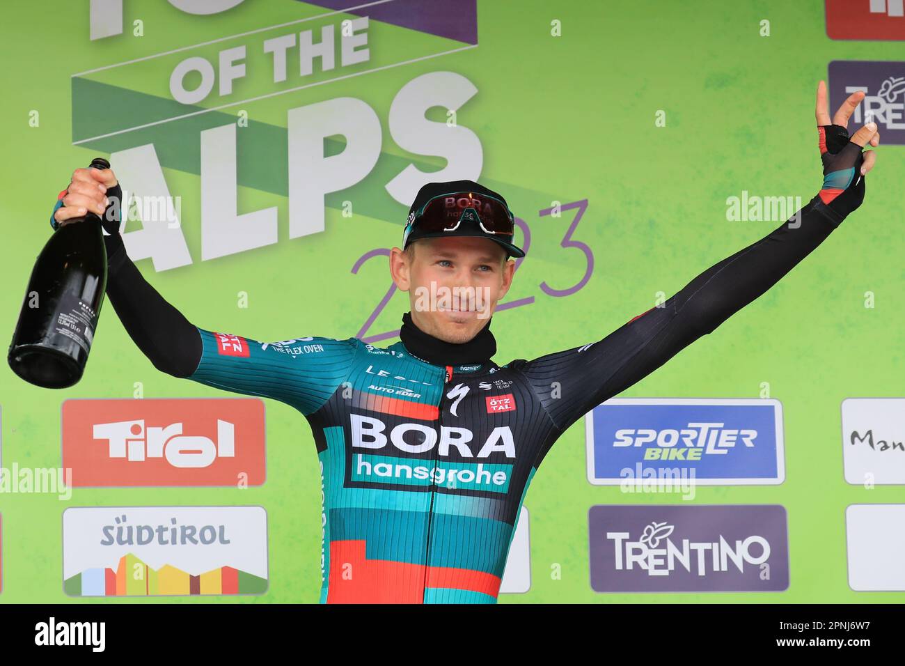 Brentonico San Valentino, Italia. 19th Apr, 2023. UCI Tour delle Alpi Road Cycling Race, terza tappa da Renon a Brentonico San Valentino; Lennard Kamna (GER) celebra la sua vittoria sul podio Credit: Action Plus Sports/Alamy Live News Foto Stock