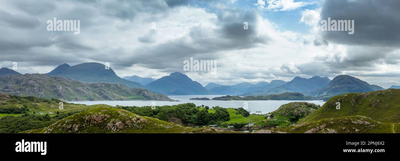 Panorama di Loch Torridon nelle Highlands nord-occidentali, Scozia, Regno Unito Foto Stock