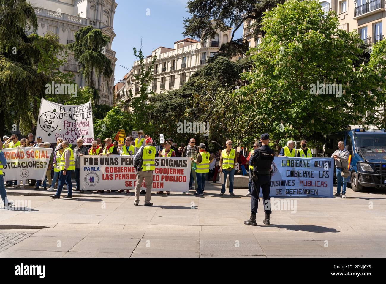 Un lavoratore che colpisce per il cambiamento delle condizioni pensionistiche, al di fuori del Parlamento, del Congresso dei deputati Foto Stock