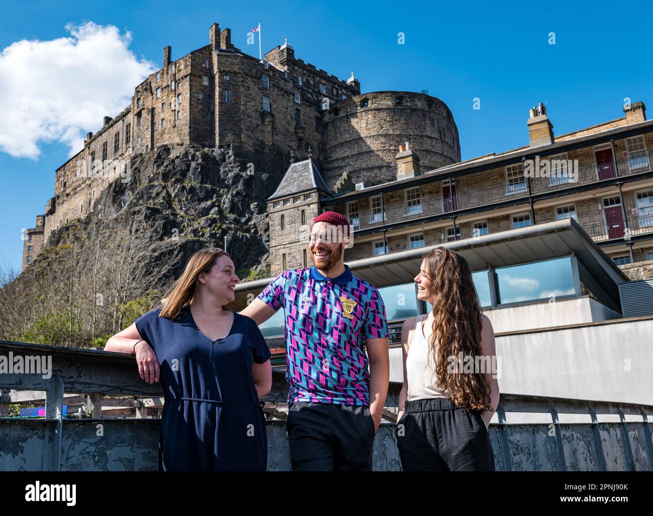 Dance base, Edimburgo, Scozia, Regno Unito, 19 aprile 2023 Edinburgh Fringe Festival: Assembly Festival e Dance base annunciano il loro programma per Fringe di quest’anno. La sede Assembly@Dance base presenterà spettacoli presso la sede del Grassmarket. Nella foto: Sally, Dance base Artistic Director, Tony Mills, coreografo e ballerina Katie Armstrong, che celebra l'annuncio del suo debutto Fringe sul tetto del locale sullo sfondo del castello di Edimburgo. Credit: Anderson/Alamy Live News Foto Stock