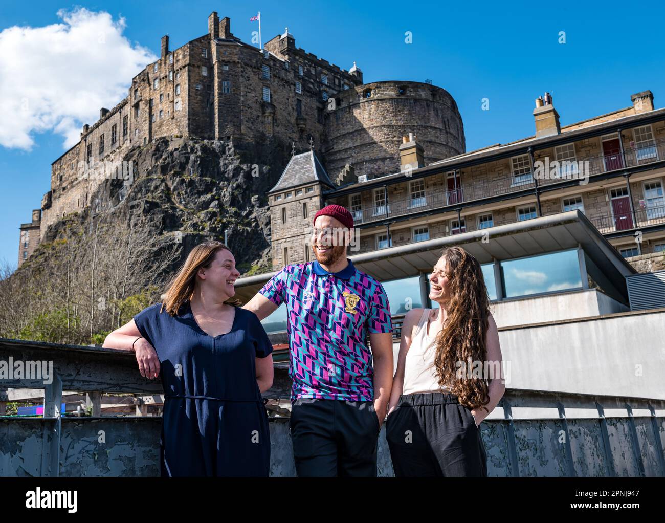 Dance base, Edimburgo, Scozia, Regno Unito, 19 aprile 2023 Edinburgh Fringe Festival: Assembly Festival e Dance base annunciano il loro programma per Fringe di quest’anno. La sede Assembly@Dance base presenterà spettacoli presso la sede del Grassmarket. Nella foto: Sally, Dance base Artistic Director, Tony Mills, coreografo e ballerina Katie Armstrong, che celebra l'annuncio del suo debutto Fringe sul tetto del locale sullo sfondo del castello di Edimburgo. Credit: Anderson/Alamy Live News Foto Stock