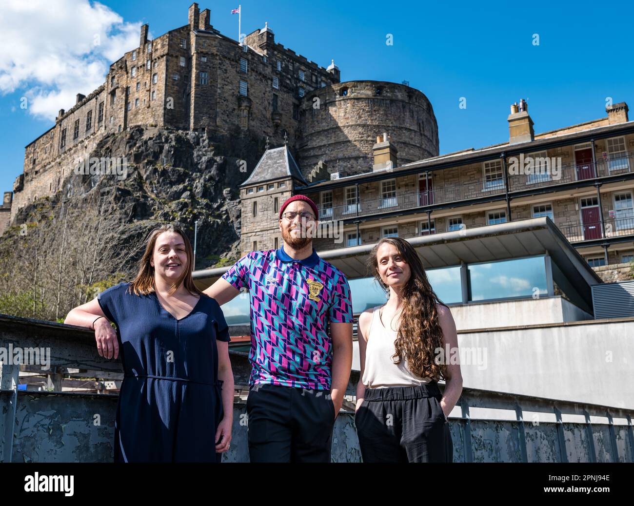 Dance base, Edimburgo, Scozia, Regno Unito, 19 aprile 2023 Edinburgh Fringe Festival: Assembly Festival e Dance base annunciano il loro programma per Fringe di quest’anno. La sede Assembly@Dance base presenterà spettacoli presso la sede del Grassmarket. Nella foto: Sally, Dance base Artistic Director, Tony Mills, coreografo e ballerina Katie Armstrong, che celebra l'annuncio del suo debutto Fringe sul tetto del locale sullo sfondo del castello di Edimburgo. Credit: Anderson/Alamy Live News Foto Stock