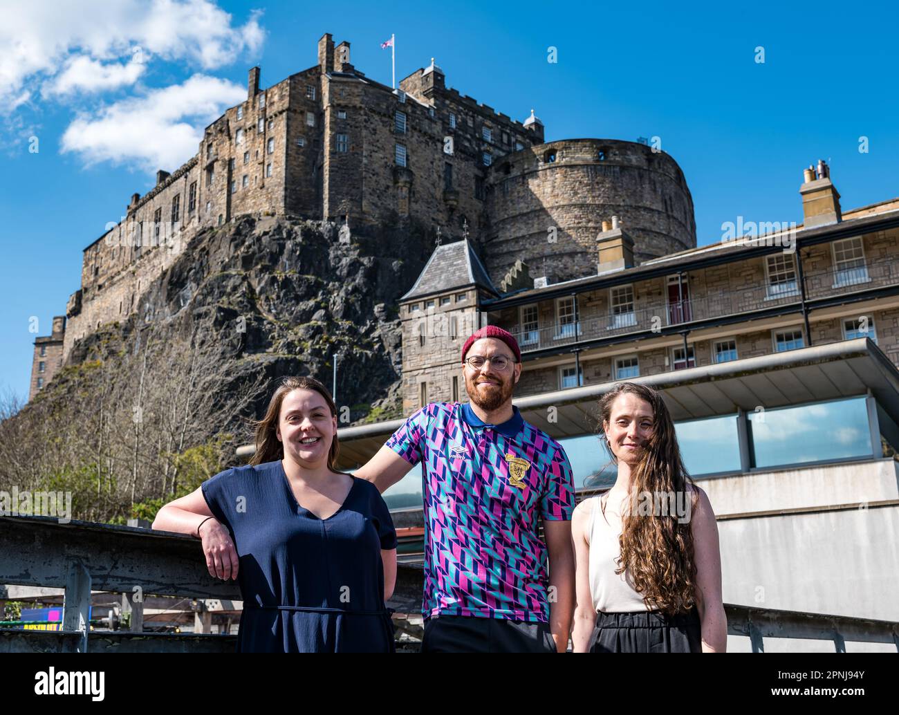Dance base, Edimburgo, Scozia, Regno Unito, 19 aprile 2023 Edinburgh Fringe Festival: Assembly Festival e Dance base annunciano il loro programma per Fringe di quest’anno. La sede Assembly@Dance base presenterà spettacoli presso la sede del Grassmarket. Nella foto: Sally, Dance base Artistic Director, Tony Mills, coreografo e ballerina Katie Armstrong, che celebra l'annuncio del suo debutto Fringe sul tetto del locale sullo sfondo del castello di Edimburgo. Credit: Anderson/Alamy Live News Foto Stock
