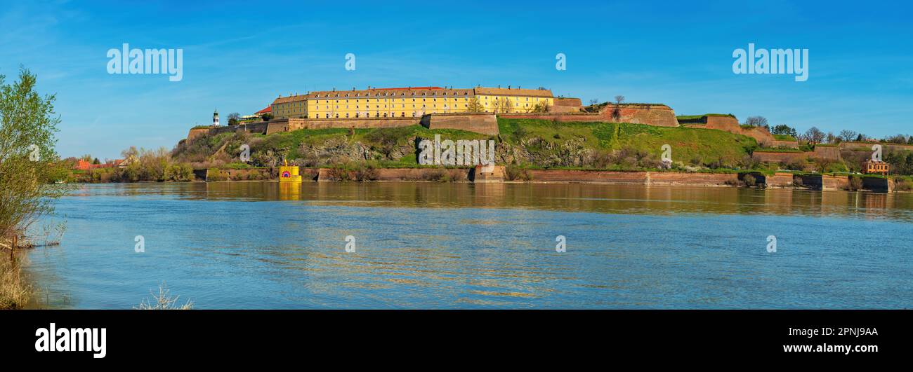 Novi Sad, Serbia - 24 marzo 2023: La fortezza di Petrovaradin sul Danubio, a volte chiamata ‘Gibilterra sul Danubio’, fu costruita tra il 169 Foto Stock