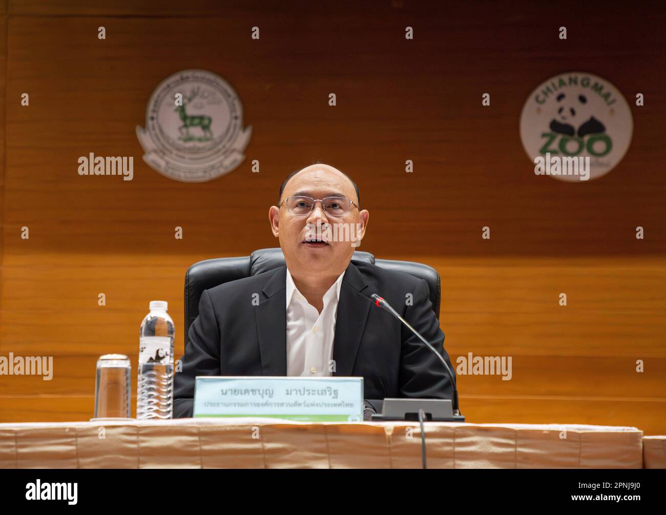 Chiang mai, Thailandia. 19th Apr, 2023. Dechboon Maprasert Presidente dell'Organizzazione del Parco Zoologico della Thailandia, interviene durante una conferenza stampa. LIN Hui, gigante Panda, muore allo Zoo di Chiang mai all'età di 21 anni. Le agenzie della Thailandia e della Cina stanno collaborando per determinare la causa esatta della sua morte. Credit: SOPA Images Limited/Alamy Live News Foto Stock
