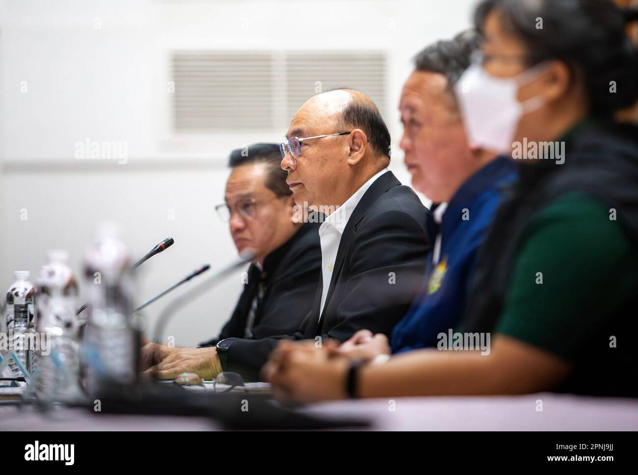 Chiang mai, Thailandia. 19th Apr, 2023. Dechboon Maprasert (2L) Presidente dell'Organizzazione del Parco Zoologico della Thailandia, interviene durante una conferenza stampa. LIN Hui, gigante Panda, muore allo Zoo di Chiang mai all'età di 21 anni. Le agenzie della Thailandia e della Cina stanno collaborando per determinare la causa esatta della sua morte. Credit: SOPA Images Limited/Alamy Live News Foto Stock