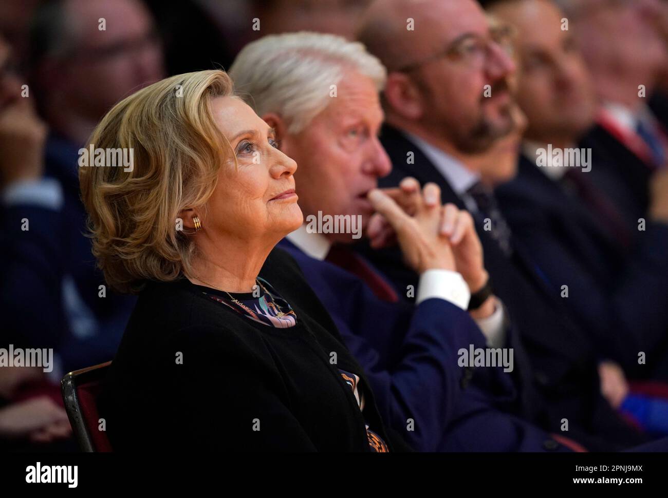 Hillary Clinton ascoltando i relatori durante la conferenza internazionale per celebrare il 25th° anniversario dell'accordo Belfast/Venerdì Santo, alla Queen's University Belfast. Data immagine: Mercoledì 19 aprile 2023. Foto Stock