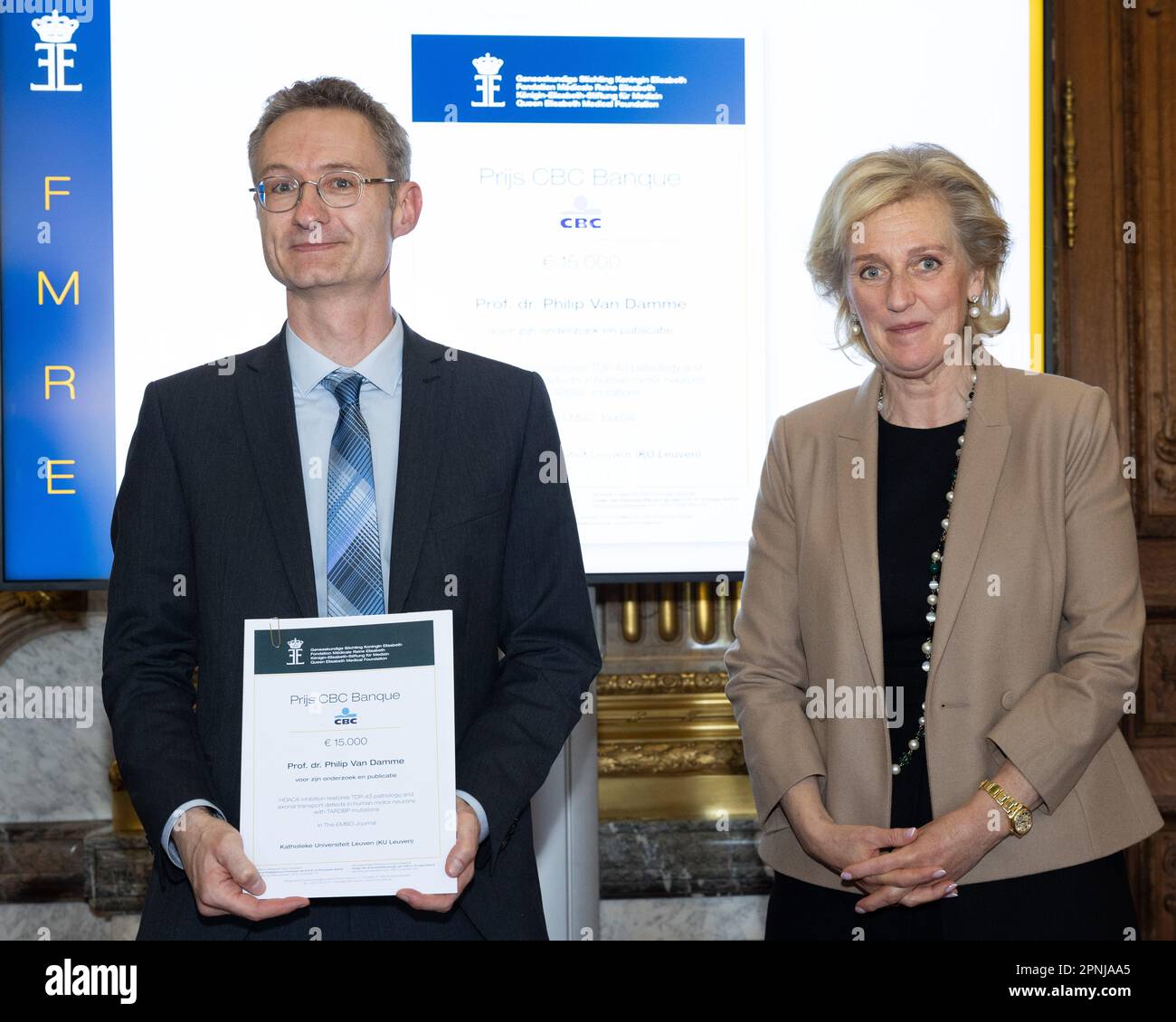 Price CBC Banque, Philip Van Damme (KULeuven) e la principessa Astrid del Belgio hanno raffigurato durante la presentazione dei premi scientifici per l'anno 2023 della Queen Elisabeth Medical Foundation (FMRE - GSKE), a Bruxelles, mercoledì 19 aprile 2023. Sessione accademica della Queen Elisabeth Medical Foundation e presentazione dei premi scientifici della Fondazione per l'anno 2023. I premi scientifici mirano a sostenere i ricercatori belgi nel campo delle neuroscienze. Diversi progetti sono stati selezionati dal Consiglio di Amministrazione della Fondazione su proposta del suo Comitato Scientifico. BELGA FOTO Foto Stock