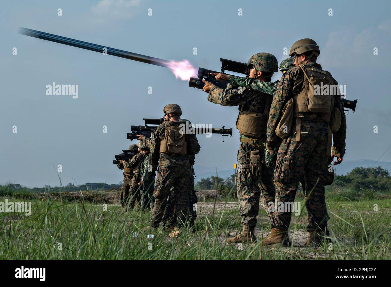 San Antonio, Filippine. 17th Apr, 2023. STATI UNITI Marines con 3D Low Altitude Air Defense Battaglione, guardare sopra come i Marines filippini sparano un missile simulato FIM-92 Stinger superficie-aria durante Balikatan 23, alla Stazione Navale Leovigildo Gantioqui, Filippine, 17 aprile 2023 a San Antonio, Zambales, Luzon, Filippine. Credit: CPL. Kyle Chan/US Marine Corps/Alamy Live News Foto Stock