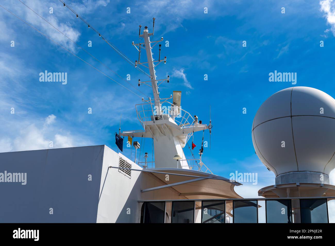 Antenne radar su una nave da crociera Foto Stock