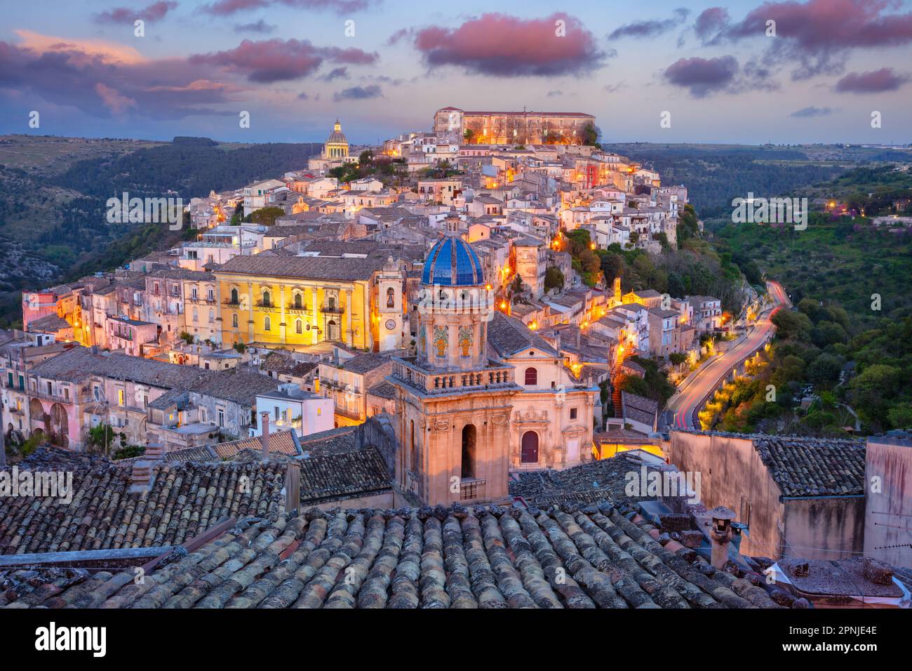 Ragusa Ibla, Sicilia, Italia. Immagine del paesaggio urbano della città storica Ragusa Isla, Sicilia al tramonto. Foto Stock