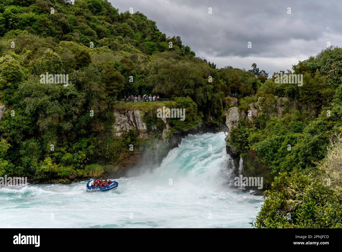 Un Jet Boat di Huka Falls, Lago Taupo, Isola del Nord, Nuova Zelanda. Foto Stock