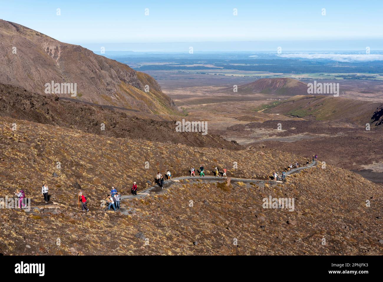 Gli escursionisti che camminano lungo la scala del Diavolo durante la camminata di traversata alpina di Tongariro, il Parco Nazionale di Tongariro, l'Isola del Nord, la Nuova Zelanda Foto Stock