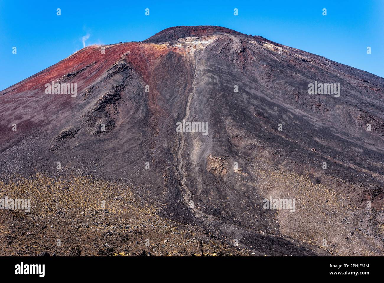 Una veduta del Monte Ngauruhoe sulla passeggiata di attraversamento Alpino di Tongariro, Parco Nazionale di Tongariro, Isola del Nord, Nuova Zelanda. Foto Stock