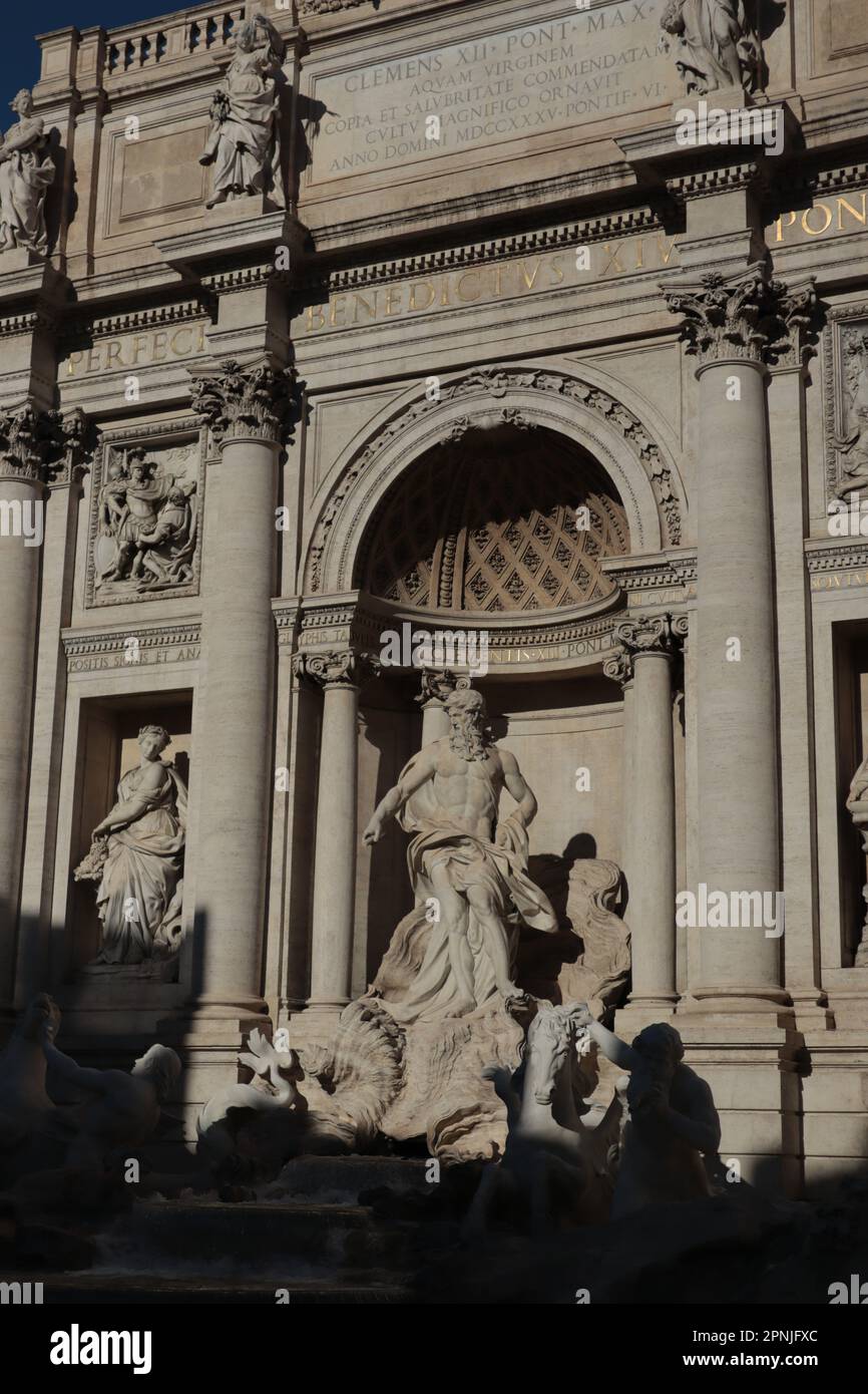 La Fontana di Trevi è un capolavoro barocco situato nel cuore di Roma, in Italia, dall'architetto italiano Nicola Salvi nel 18th ° secolo Foto Stock