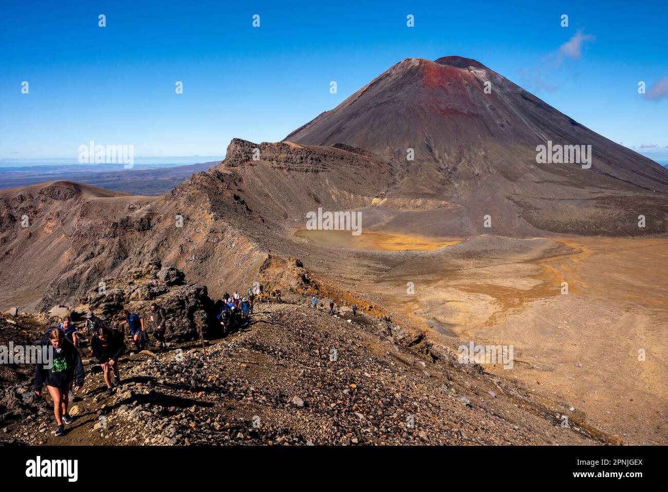 Una veduta del Monte Ngauruhoe sulla passeggiata di attraversamento Alpino di Tongariro, Parco Nazionale di Tongariro, Isola del Nord, Nuova Zelanda. Foto Stock