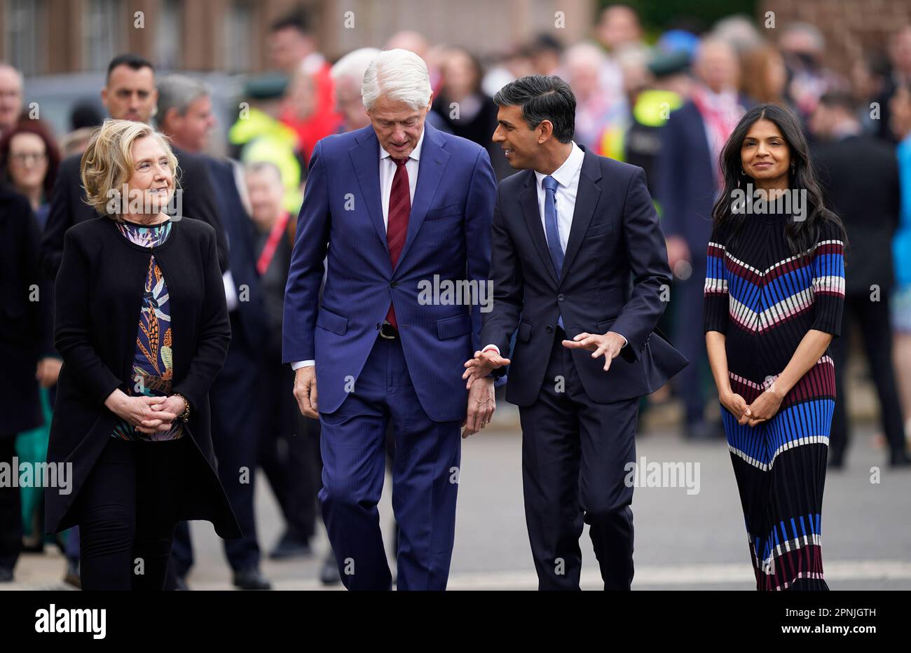 (Sinistra-destra) Hillary Clinton, l'ex presidente degli Stati Uniti Bill Clinton, il primo ministro Rishi Sunak e sua moglie Akshata Murty a seguito della conferenza internazionale per celebrare il 25th° anniversario dell'accordo Belfast/Venerdì Santo, presso la Queen's University Belfast. Data immagine: Mercoledì 19 aprile 2023. Foto Stock