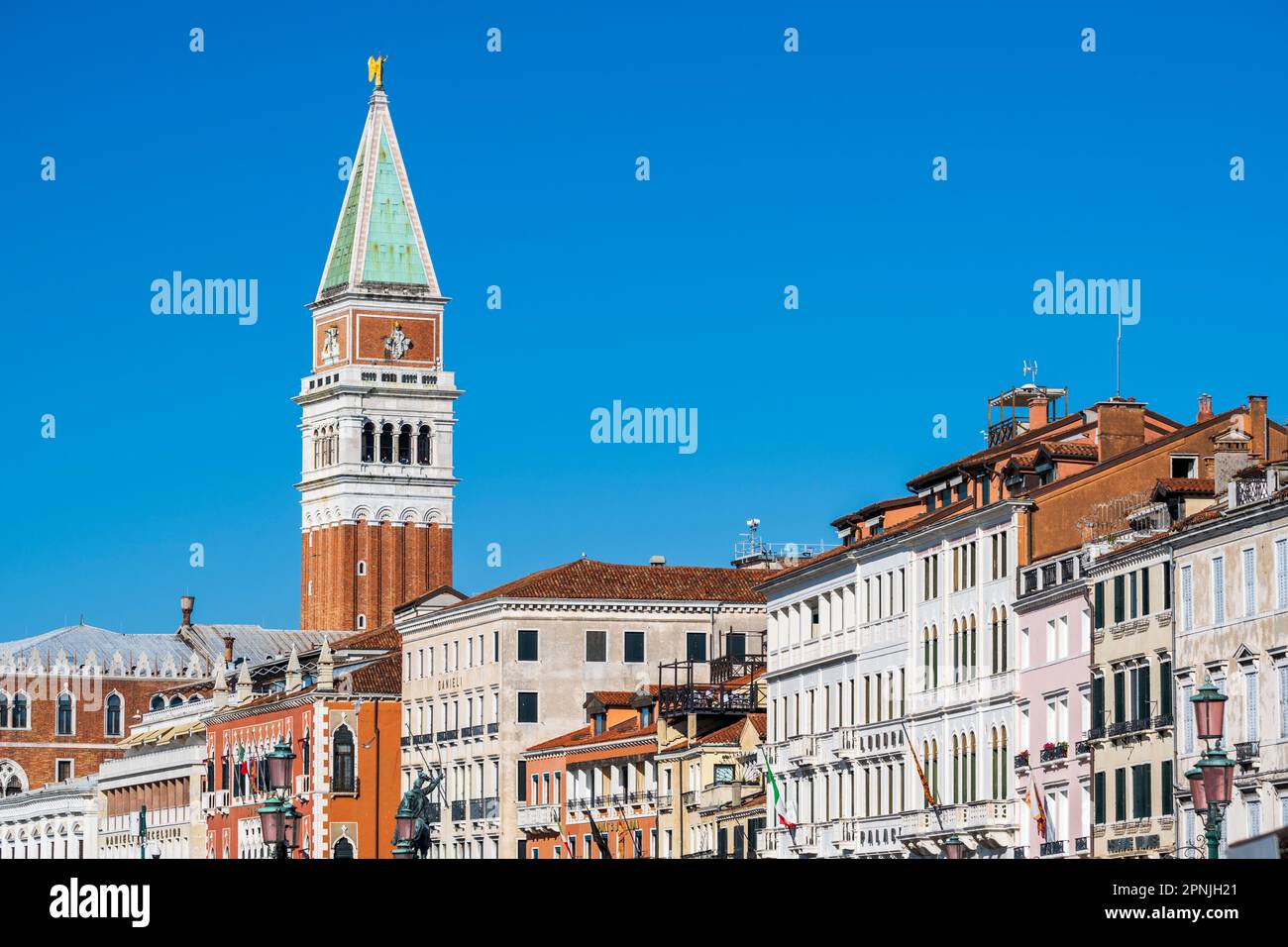 Riva degli Schiavoni e Campanile di San Marco, Venezia, Veneto, Italia Foto Stock