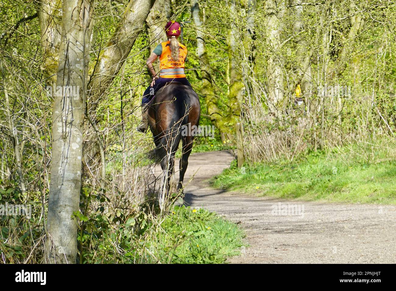 Una cavaliere femminile sul sentiero della valle di sett nel Derbyshire Foto Stock