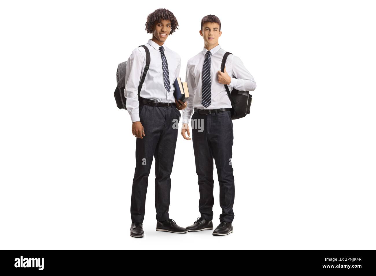 Studenti maschi caucasici e afroamericani in uniformi universitarie isolati su sfondo bianco Foto Stock