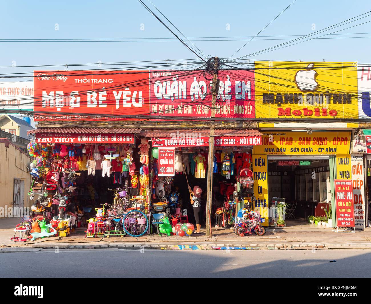 Negozio di giocattoli e negozio di telefonia mobile in un villaggio a Thai Binh, Vietnam. Foto Stock
