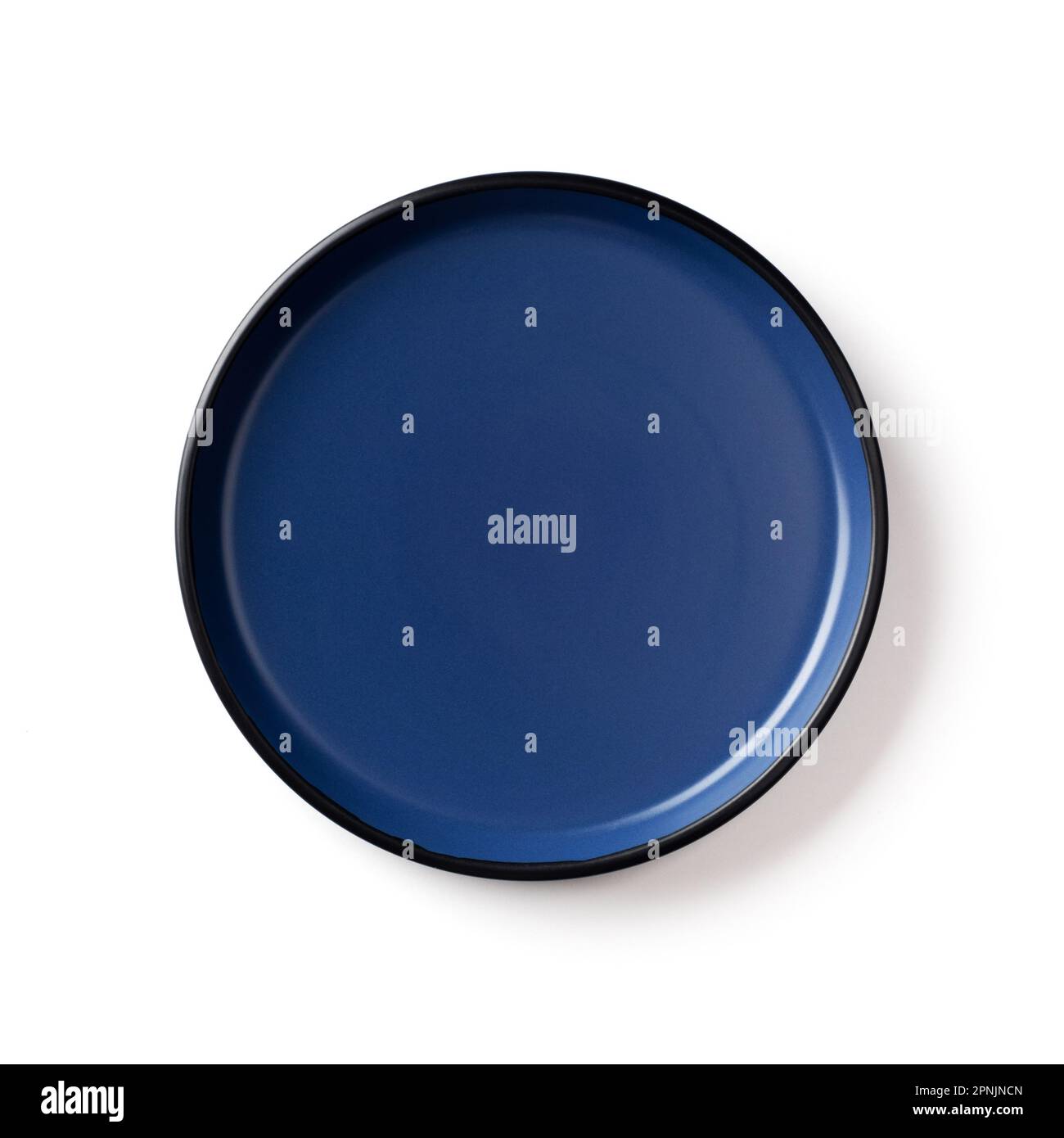 Piastra isolata blu scuro su sfondo bianco. Tracciato di ritaglio. Foto Stock