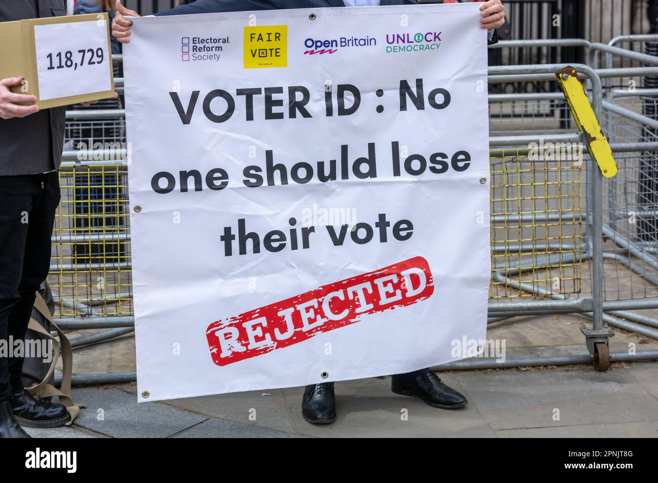 Londra, Regno Unito. 19th Apr, 2023. Sbloccare la democrazia mano una petizione in Downing Street contro l'identificazione voter (ID voter) Credit: Ian Davidson/Alamy Live News Foto Stock