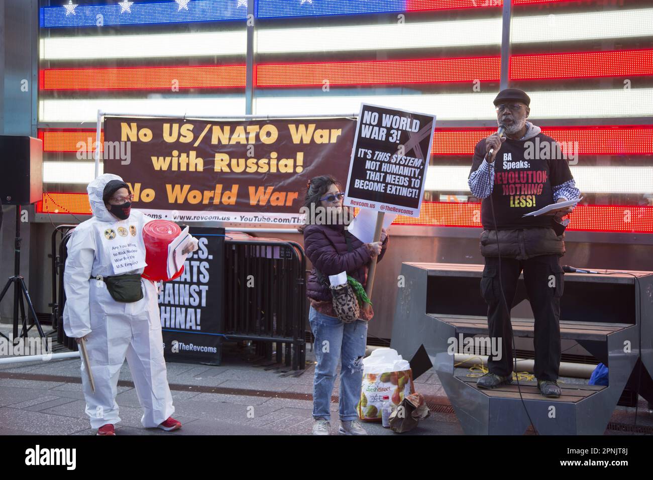 Rally negli Stati Uniti Stazione di reclutamento delle forze armate a Times Square, New York, per fermare l'espansione militare degli Stati Uniti in tutto il mondo, alimentando gli incendi e le minacce dell'opposizione nei confronti della Cina e utilizzando la guerra in Ucraina per perpetuare una guerra per procura con la Russia per espandere il dominio degli Stati Uniti a livello internazionale. Carl Dix, parlando, è un rivoluzionario da tempo e un membro fondatore del Partito comunista rivoluzionario. Foto Stock