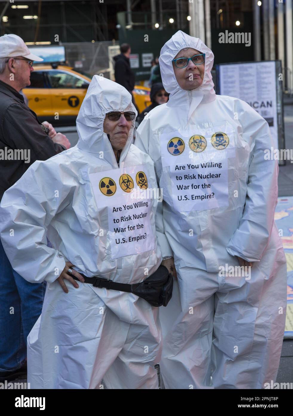 Rally negli Stati Uniti Stazione di reclutamento delle forze armate a Times Square, New York, per fermare l'espansione militare degli Stati Uniti in tutto il mondo, alimentando gli incendi e le minacce dell'opposizione nei confronti della Cina e utilizzando la guerra in Ucraina per perpetuare una guerra per procura con la Russia per espandere il dominio degli Stati Uniti a livello internazionale. Foto Stock