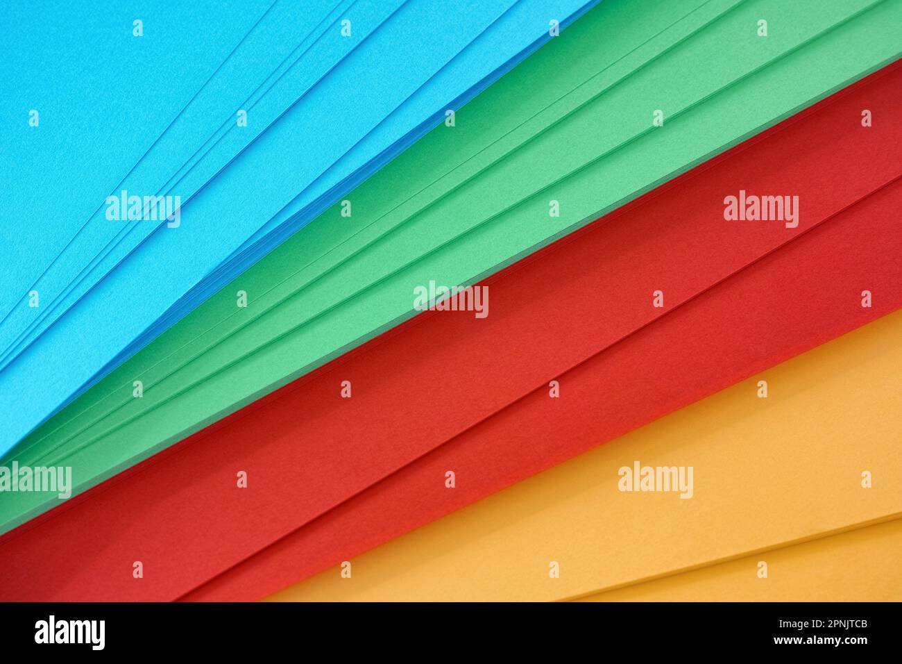Uno sfondo di carta gialla, rossa, verde e blu. Primo piano. Foto Stock