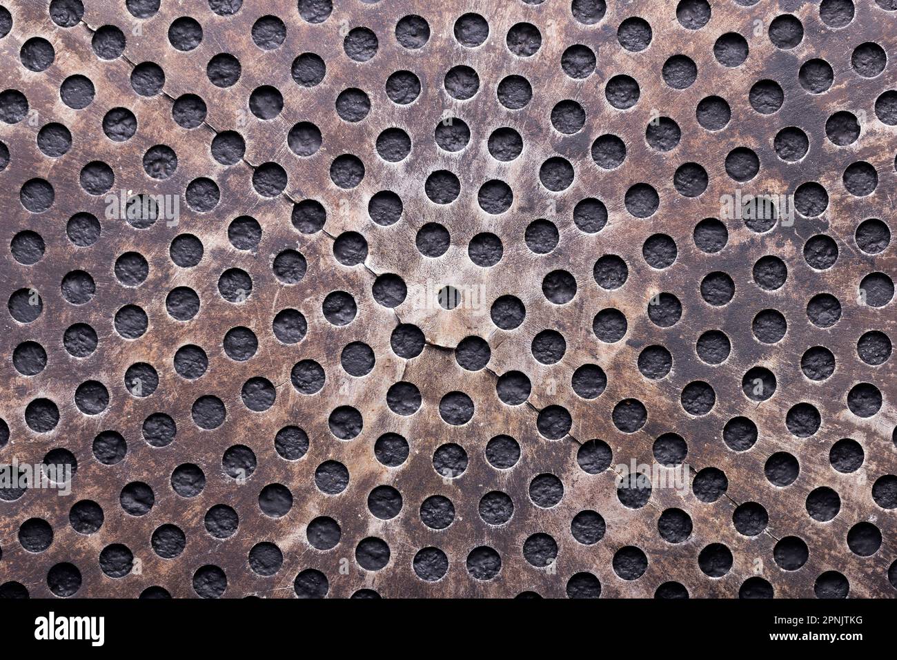 fondo in metallo perforato con piccoli fori circolari, vista dall'alto Foto Stock