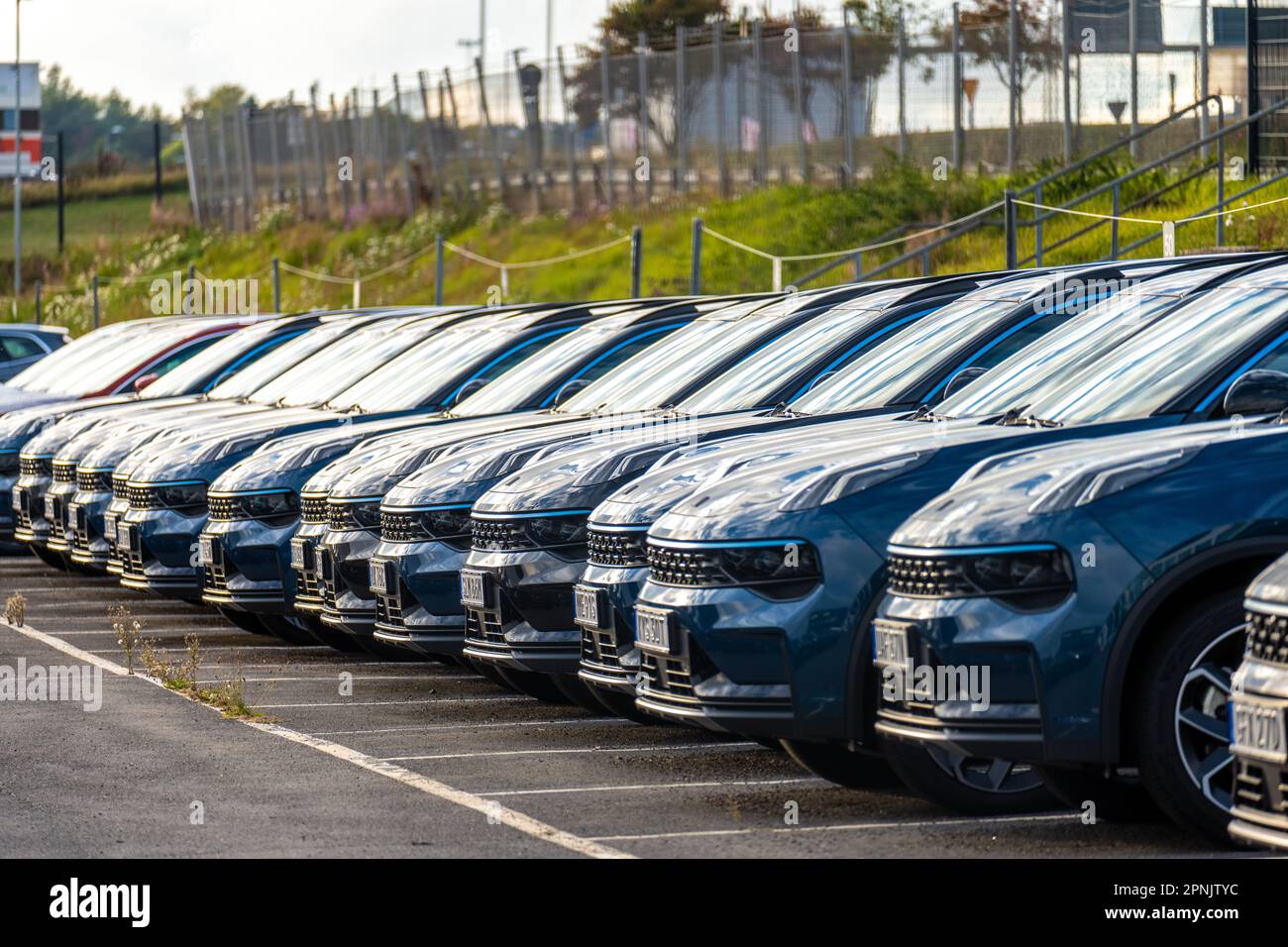 Lunga fila di auto nere pronte per la consegna presso una concessionaria di auto Foto Stock