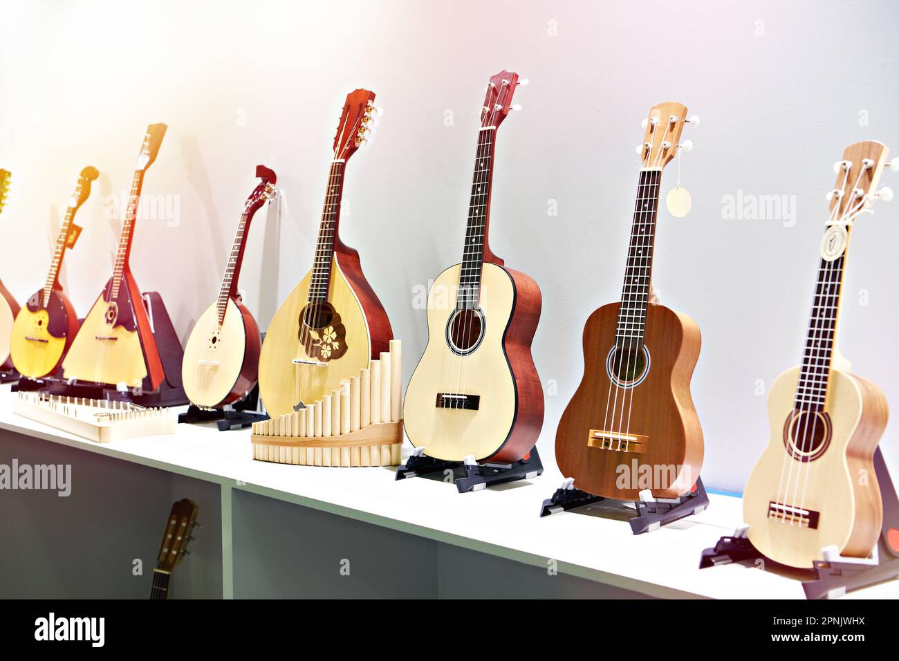 Chitarre e strumenti musicali a corda in un negozio Foto Stock